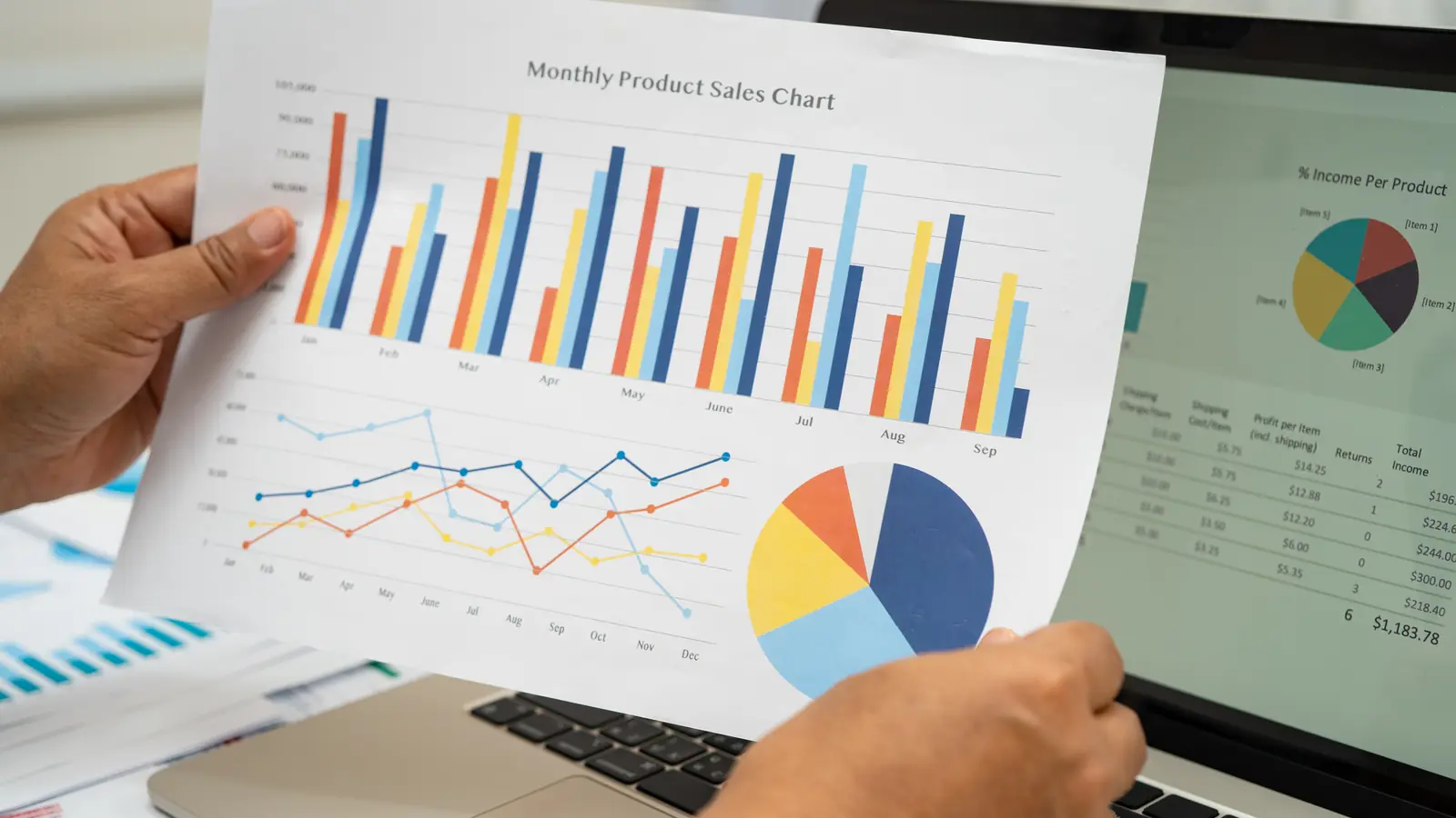 Person analysiert Verkaufsdaten und Charts auf dem Laptop — sinnbildlich für systematische Conversion-Optimierung mit Tracking, Tests und messbaren Verbesserungen